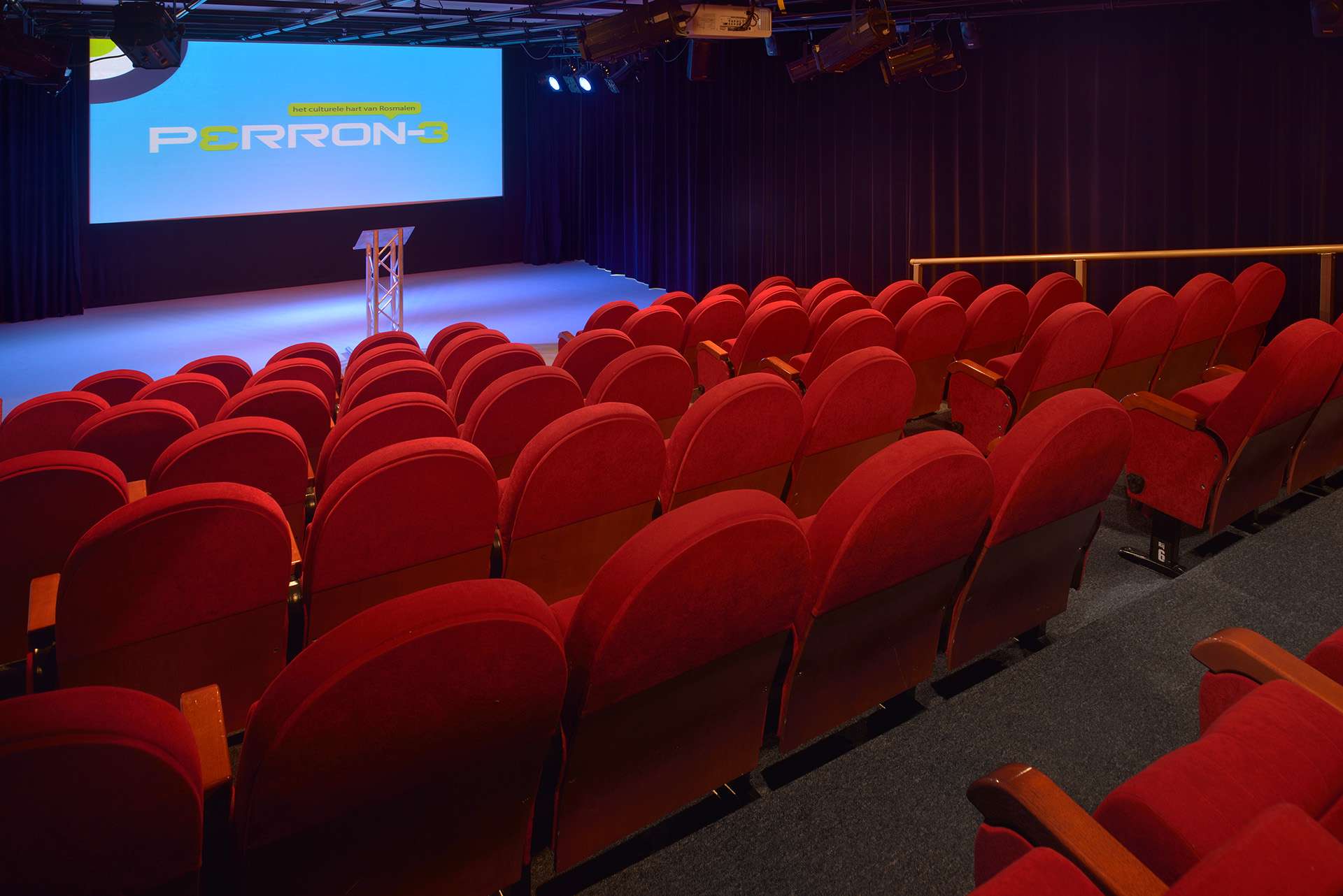 theaterzaal | Perron-3 architectuurfotografie Rosmalen